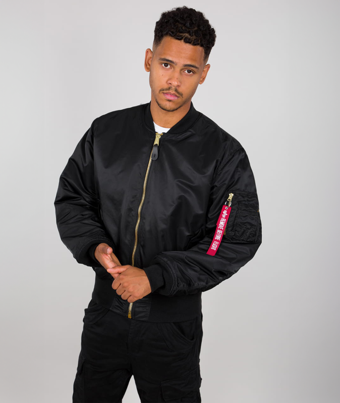 ma-1_heritage_kurtka_bomberka_alpha_industries_black_photo_product_0000s_0000s_0001_Generative-Fill-4_0000s_0000s_0003_G.png
