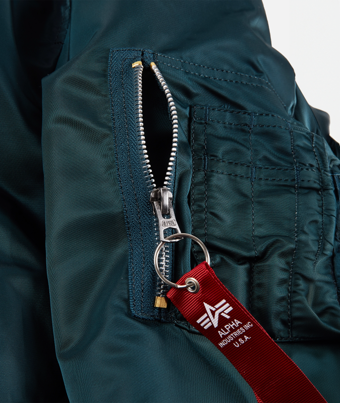 ma-1_heritage_kurtka_bomberka_alpha_industries_navy_photo_product_0000s_0000s_0005_Generative-Fill-16.png