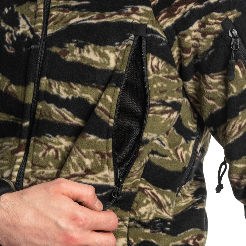 1857664_polar-helikon-patriot-mk2-hybrid-fleece-tiger-stripe-model-kieszen.webp